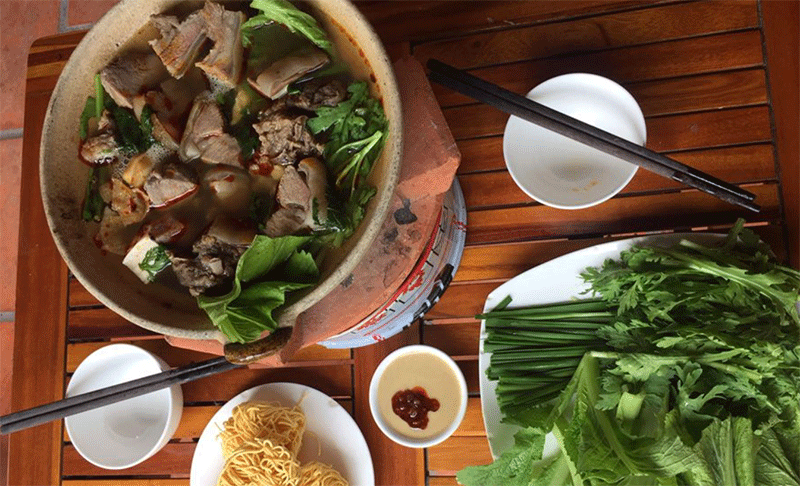 Lẩu bò Sáu Hải là quán lẩu rất nổi tiếng của người dân Sài Gòn