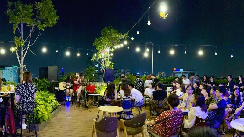Quán rooftop ở Phú Nhuận đẹp có nhạc
